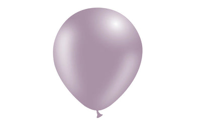 Un solo globo de 5'' Balloonia Latex Balloons Professional Line Vintage Lavender con una superficie brillante flota sobre un fondo blanco liso.