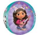 L'illustration sur le ballon Jumbo Orbz Gabby's Dollhouse 16" d'Anagram/MD montre une fille avec de longs cheveux bouclés, un bandeau en forme d'oreille de chat et un pull rose jouant de la guitare, avec des décorations colorées en forme de chat et des chats de dessins animés en arrière-plan.