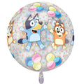 Le ballon en feuille Orbz Clear Bluey and Bingo 16" d'Anagram/MD représente Bluey et Bingo avec des points colorés et des bulles pastel sur un fond blanc - parfait pour un décor de fête sur le thème de Bluey.