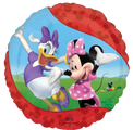 El globo de 18" Mickey Clubhouse de Anagram/MD presenta al Pato Daisy y a Minnie Mouse posando al aire libre con un fondo de hierba y cielo azul. El globo redondo está bordeado en rojo con pequeños dibujos de corazones.