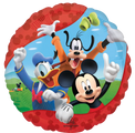 El Anagrama/MD 18" Mickey Clubhouse Foil Balloon presenta a Mickey Mouse, el Pato Donald y Goofy sonriendo y saludando contra colinas verdes y un cielo azul.