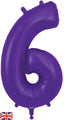 Se muestra un globo de lámina morado «Número 6» de 34″ de la marca Oaktree sobre un fondo blanco, con una pequeña bandera del Reino Unido en la esquina inferior izquierda.