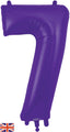 Un ballon en aluminium violet « Number 7 » de 34 pouces de la marque Oaktree est représenté sur un fond blanc, avec un petit drapeau du Royaume-Uni dans le coin inférieur gauche.