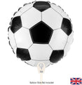 Un globo redondo de 9″ de lámina metálica de la marca Oaktree, diseñado para parecerse a un balón de fútbol clásico en blanco y negro. El producto cuenta con una válvula autosellante y solo se puede inflar con aire. En la parte inferior, se lee el texto «Palito para globos no incluido», junto con una pequeña bandera del Reino Unido en la esquina inferior derecha.