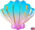 El globo metálico «Mini Shell» de 10″, solo para inflado con aire, de la marca Oaktree, tiene forma de concha y presenta colores vivos en azul, rosa y dorado, realzados con líneas y puntos dorados. En la esquina inferior derecha aparece una pequeña bandera del Reino Unido. El globo incluye una válvula autosellante que facilita su inflado.