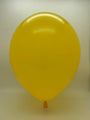 Un globo de látex Decomex «Deco Deep Yellow» de 18″, inflado, flota sobre un fondo liso de color claro.