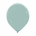 Un ballon en latex de la marque Cattex Premium Vintage Blue de 12 pouces, gonflé et dont l'extrémité est nouée, photographié sur un fond blanc uni.