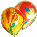 Dos globos de látex Cattex de 12″, modelo «Marbled Super Agate», inflados y decorados con llamativos motivos en amarillo, rojo, azul y naranja, reflejan la luz que entra por una ventana cercana. Estos coloridos globos de látex de Cattex aportan un toque alegre a cualquier celebración.
