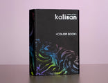 Une boîte noire étiquetée "2026 Kalisan Latex Balloons Black Color Book Portfolio" par Kalisan se tient debout sur une surface claire, présentant des tourbillons colorés irisés sur un fond violet pâle.