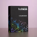 Un portfolio noir Kalisan 2026 Latex Balloons Black Color Book se tient debout sur une surface rose pâle, sa couverture étant ornée de motifs abstraits et colorés tourbillonnants sur le bas et le côté gauche.